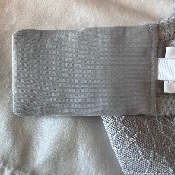 Chantelle minimizing underwire  bra - Picture 10 of 11